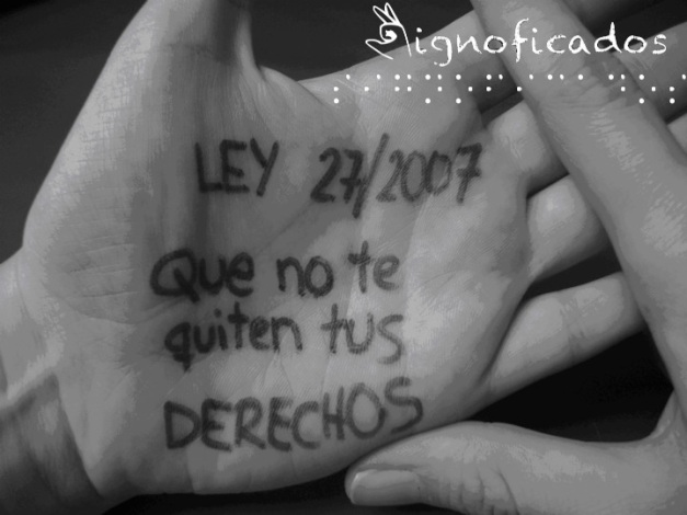 Foto de manos para defender el derecho de las personas sordas a comunicarse en la lengua oficial.